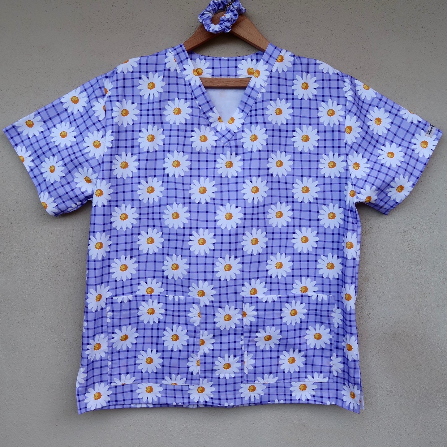 Purple Daisy Scrub Top ๐๐ผ