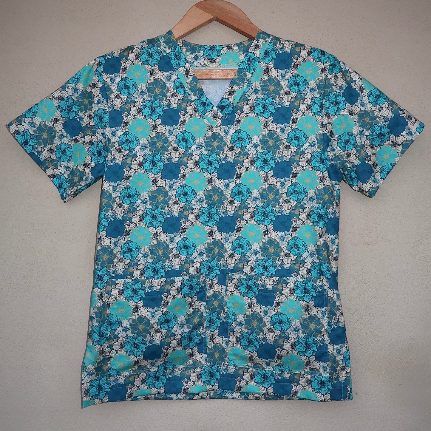 70s Wallpaper Scrub Top 🩵💙