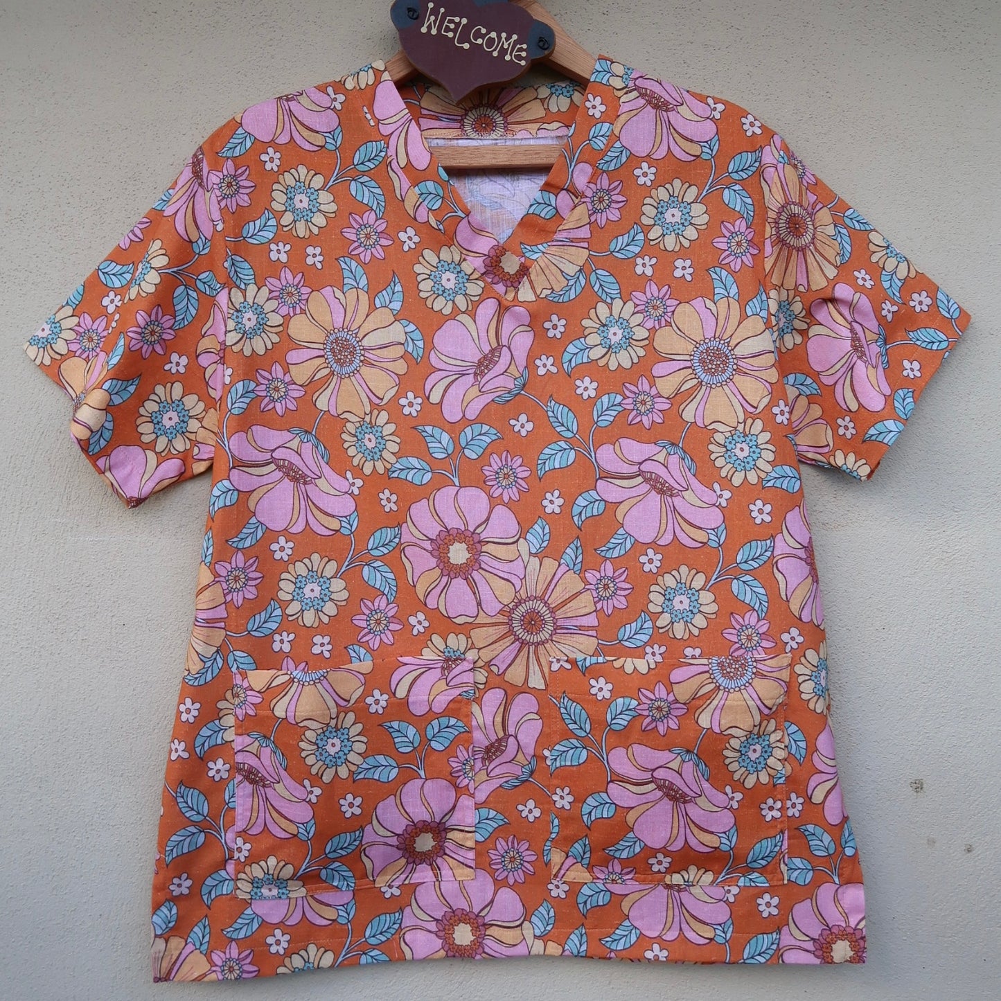 Retro floral scrub top 🌸🧡