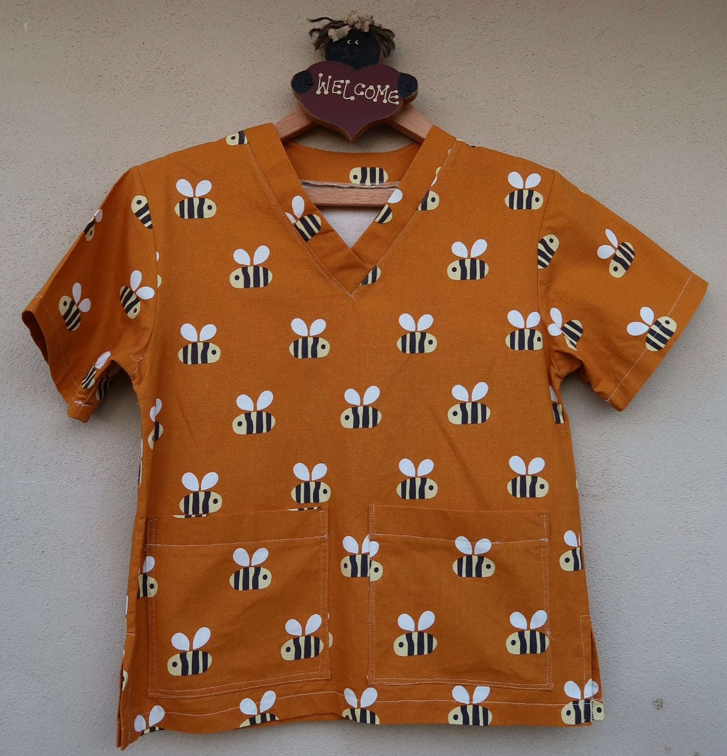 Bee scrub top π