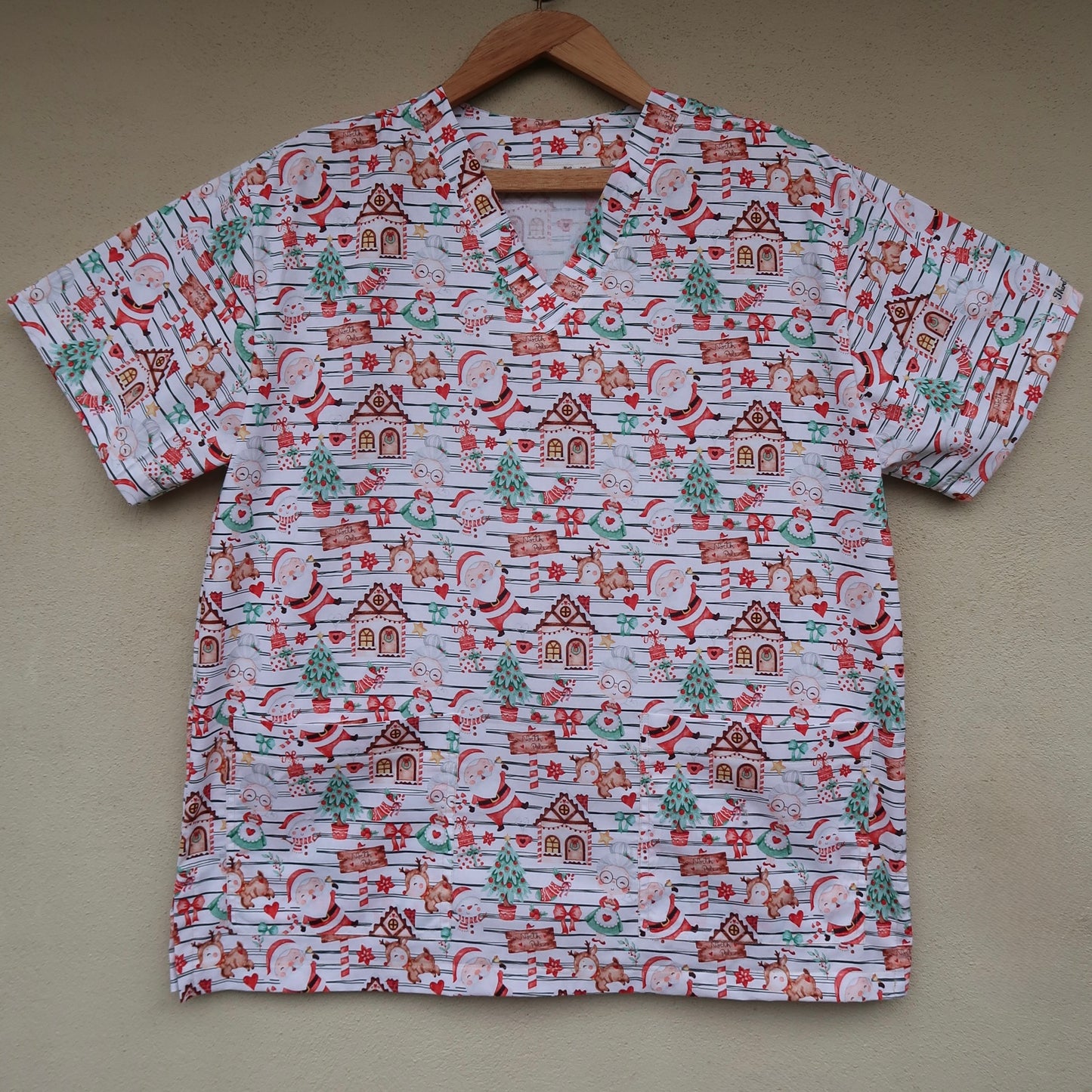 North Pole Scrub Top 🎅🏽🤶🏽 (L only)
