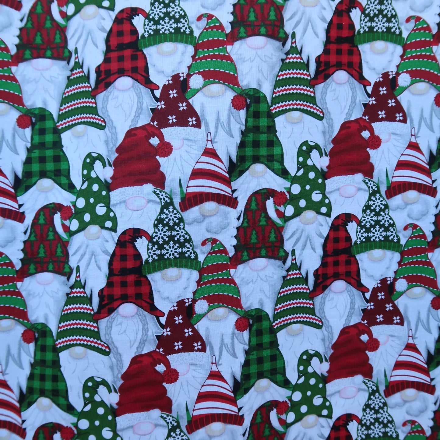 Gnome Hats Scrub Top 🎄🎅🏽 (M & S only)