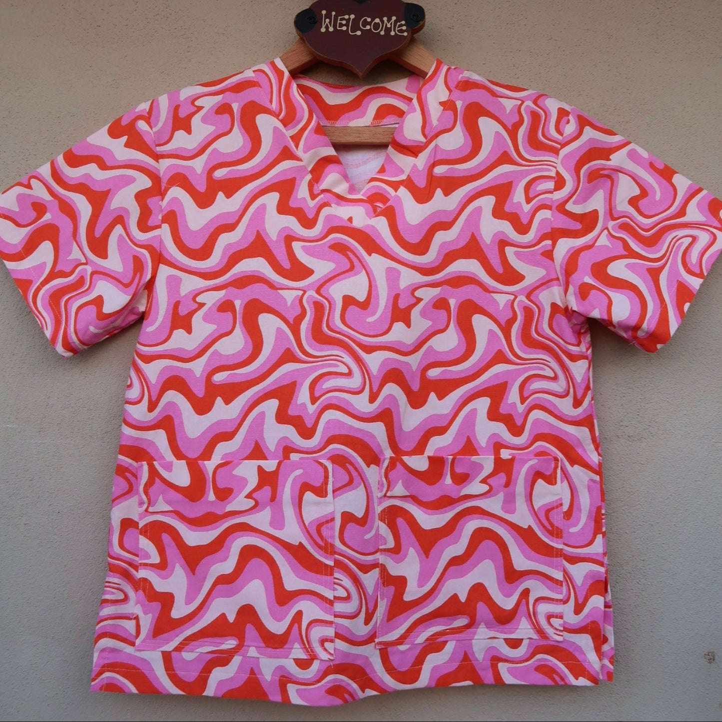 60s Swirl Scrub Top 🧡🩷 (XS & XL only)