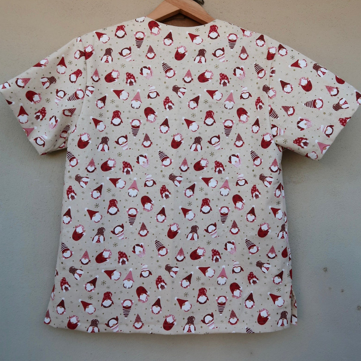 Christmas Gnomes Scrub Top🎄 (XS only)