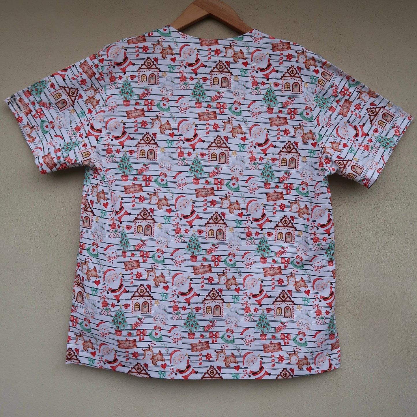 North Pole Scrub Top 🎅🏽🤶🏽 (L only)